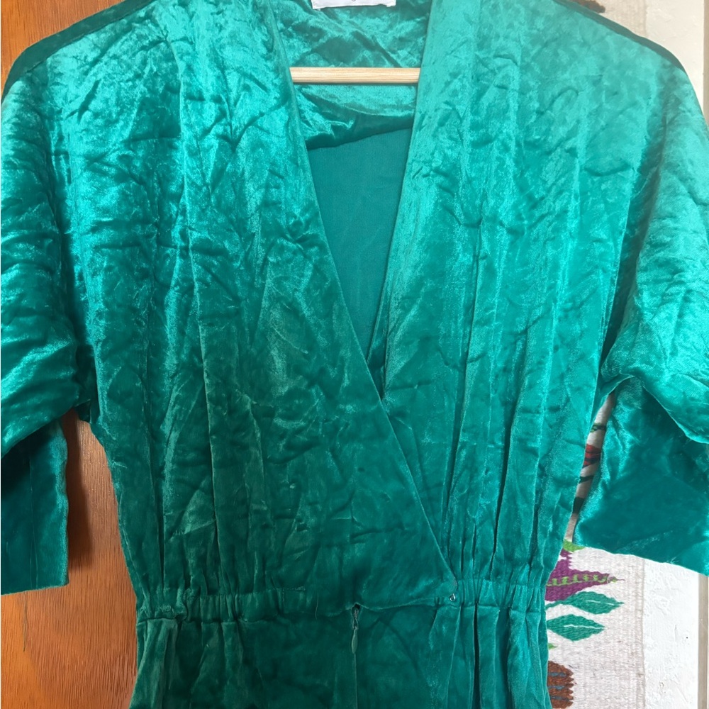 Elegant Green Velvet romper - Picture 3 of 6